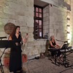 ΤΡΑΓΟΥΔΩΝΤΑΣ ΣΤΟ ΜΟΥΣΕΙΟ ΟΙΝΟΥ